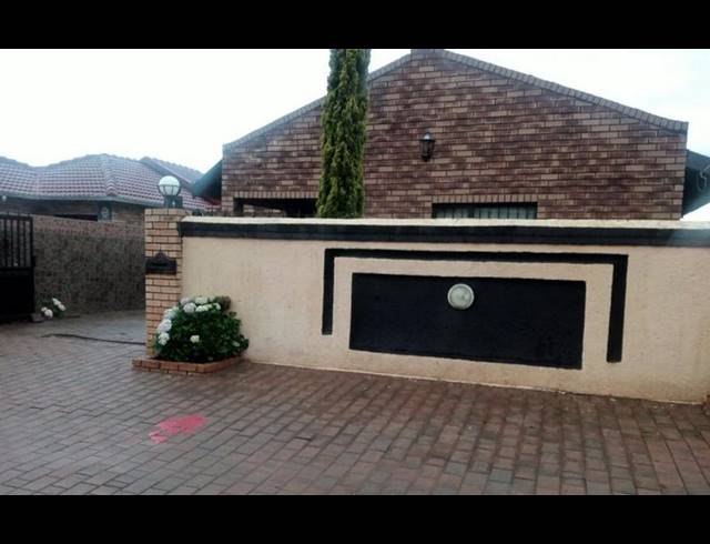 3 BEDROOM HOUSE FOR SALE IN PROTEA GLEN